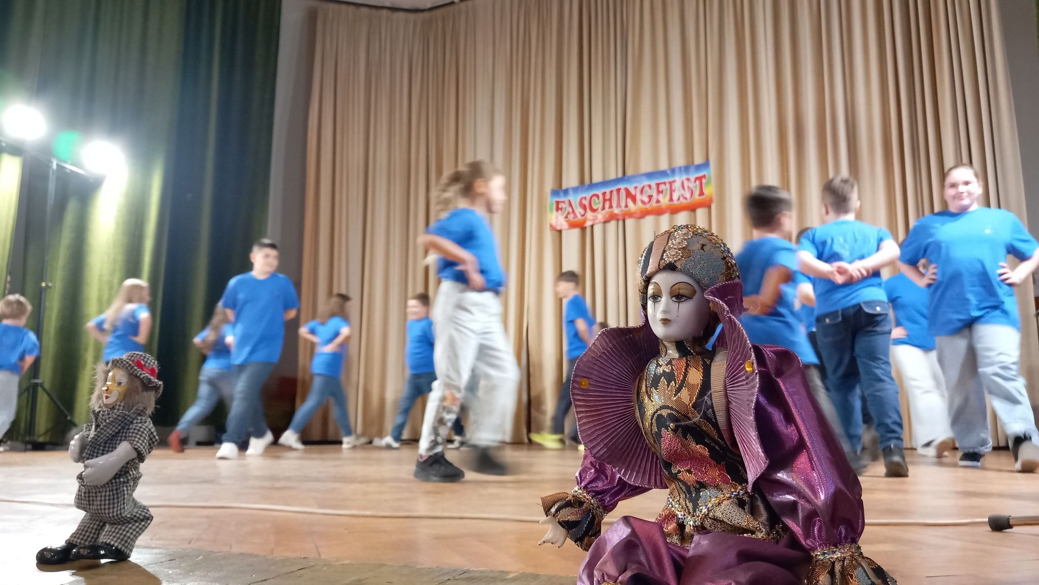 Farsangi ünnepséget szervezett az NDF