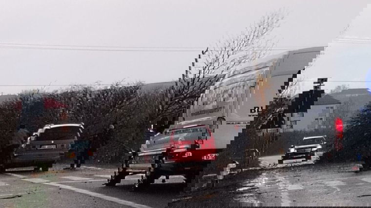 Oszlopokat, fákat döntött ki az erős szél