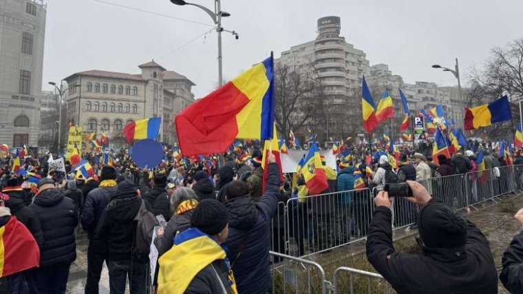 George Simion: Az AUR a kormány ellen tüntet
