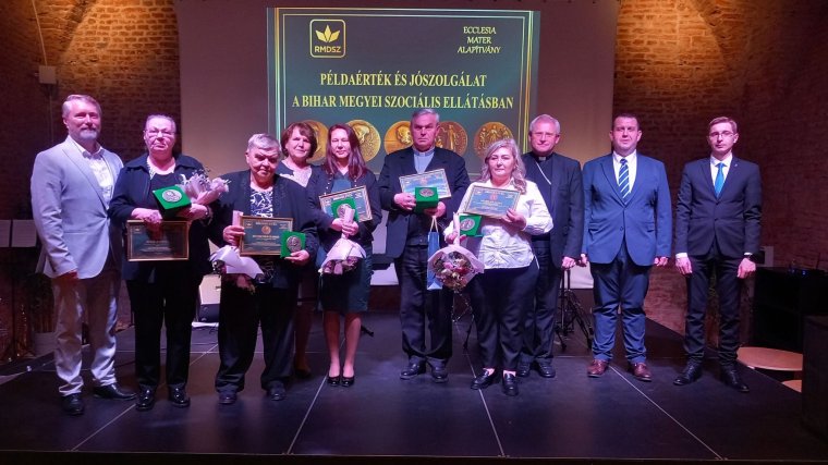 Díjazták a szociális ellátásban dolgozók szolgálatát