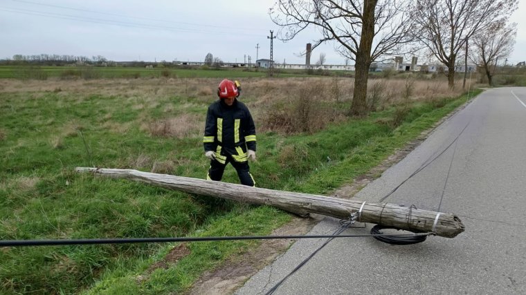 Épületelemeket sodort le, fákat és oszlopokat döntött ki a szél