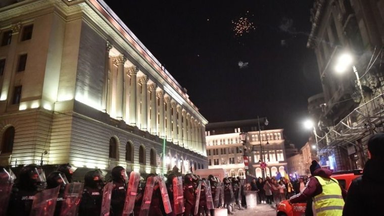 Előzetes letartóztatásba helyeztek nyolc tüntetőt, akik részt vettek a BEC székhelyénél történt erőszakos cselekményekben