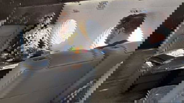 Andrew Tate szerint ő és testvére szombat hajnalban magánrepülőn tér vissza Romániába