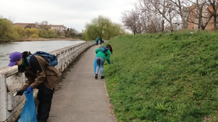 Takarítás a Sebes-Körös partján