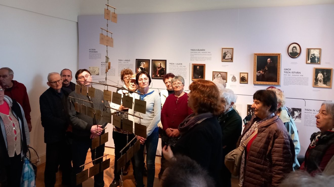 A Tisza család ősi fészkébe szervezett kirándulást az EKE