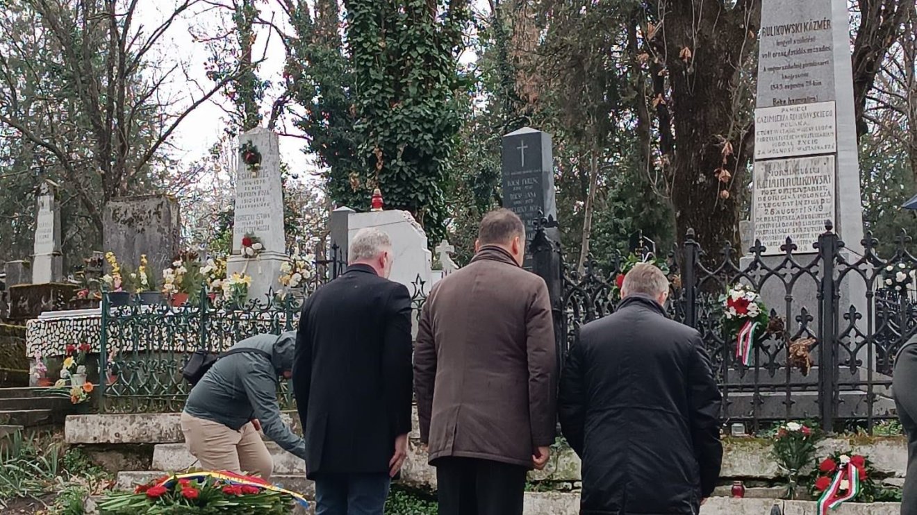 Emlékműveknél is koszorúztak március 15-én