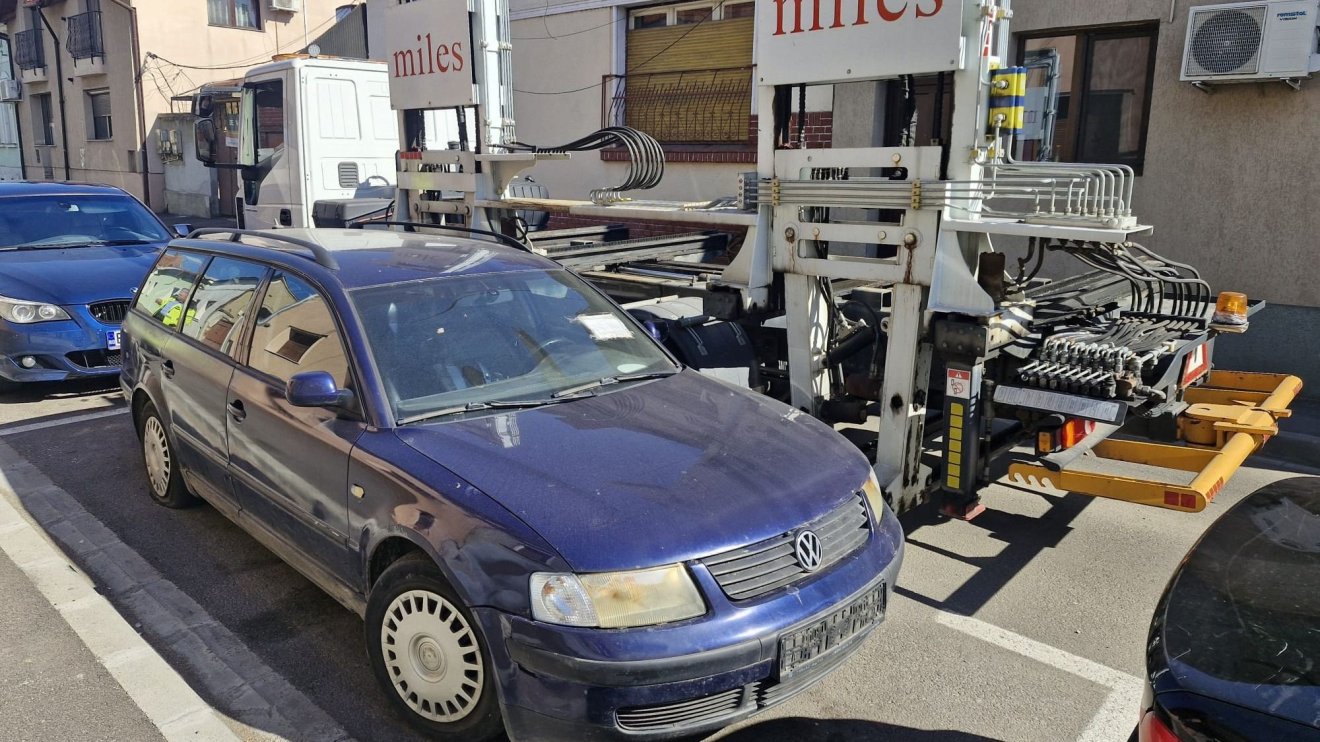 Elhagyott autót szállítottak el