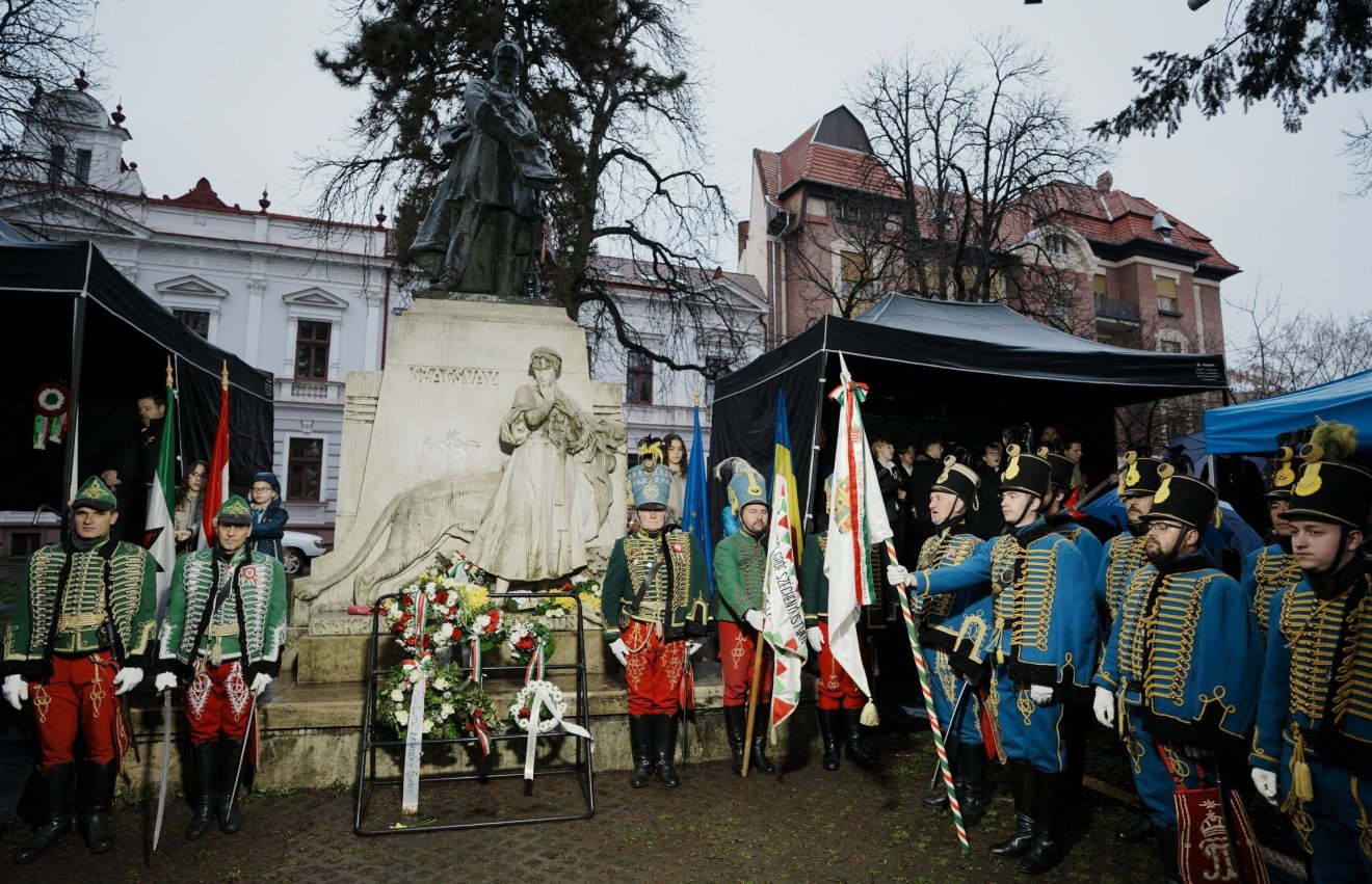 Zuhogó esőben is ünnepeltek a magyarok Nagyváradon – GALÉRIA!