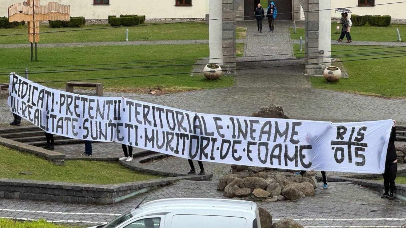 Magyarellenes molinóval üzentek, székely zászlót rongáltak a bukaresti szurkolók Székelyföldön