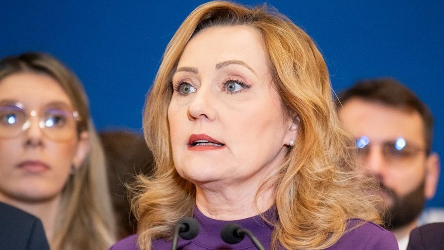 Perelni készül Elena Lasconi az elnökjelöltsége mögül kihátráló párttársait