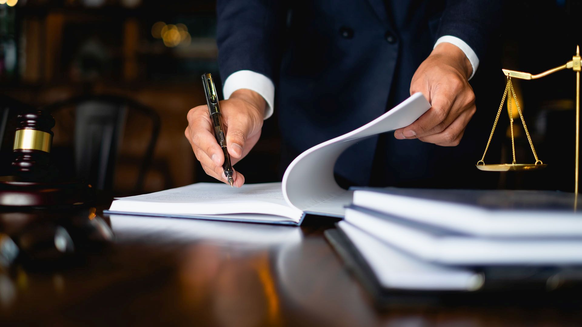 Magát ügyvédnek kiadó férfit vettek őrizetbe