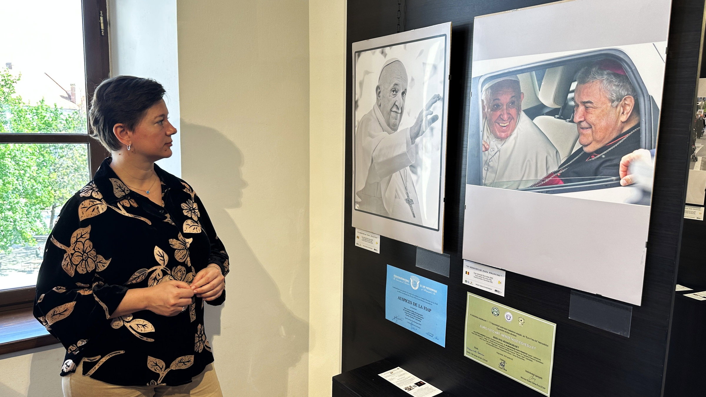 Ferenc pápa emlékére nyílt fotókiállítás Nagyváradon