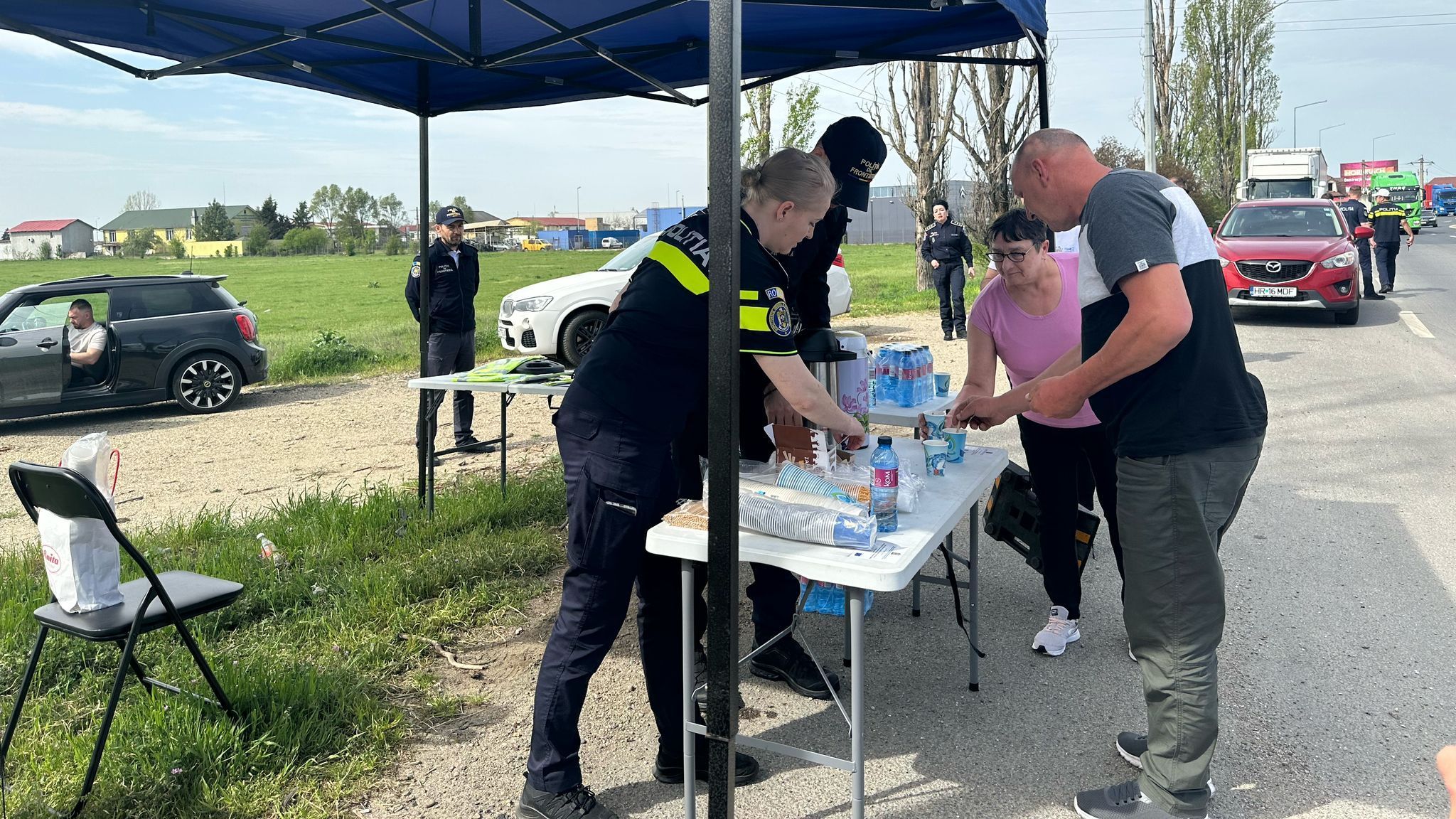 Kávéval és jó tanácsokkal lepték meg a járművezetőket a rendőrök