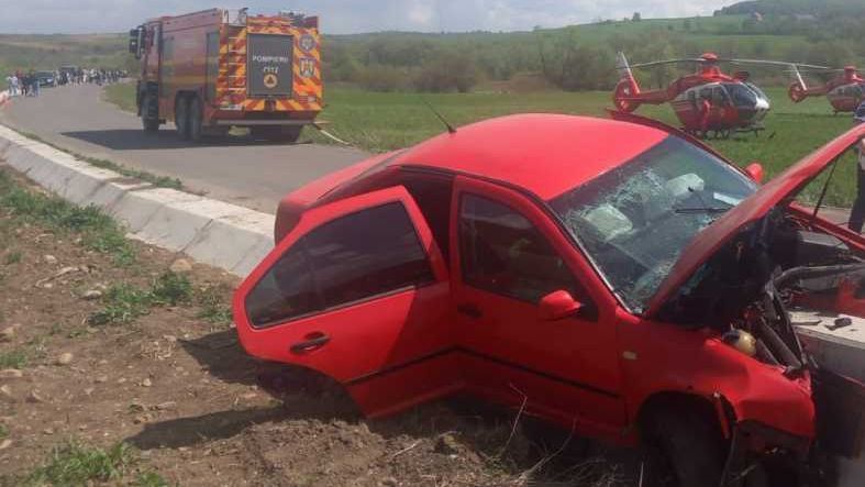 Egy ember meghalt, hárman megsérültek egy balesetben Apold környékén
