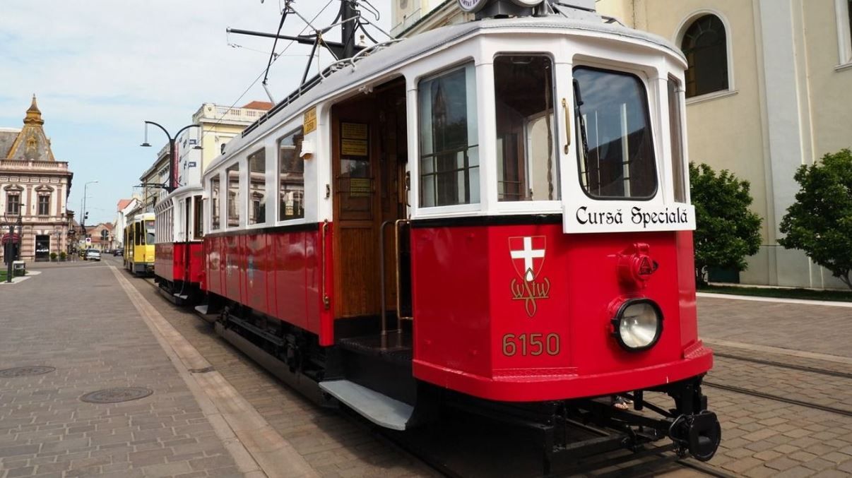 Városnézés buszon és korabeli villamoson