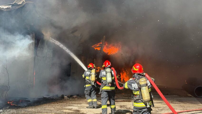 Több mint 60 tűzoltó dolgozik a szászrégeni raktárépületnél kiütött tűz eloltásán