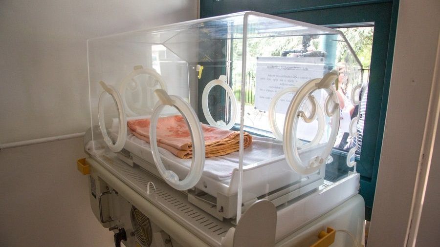 Hatósági felügyelet alá helyezték hatvan napra az újszülött jogellenes fogva tartásával gyanúsított 19 éves lányt