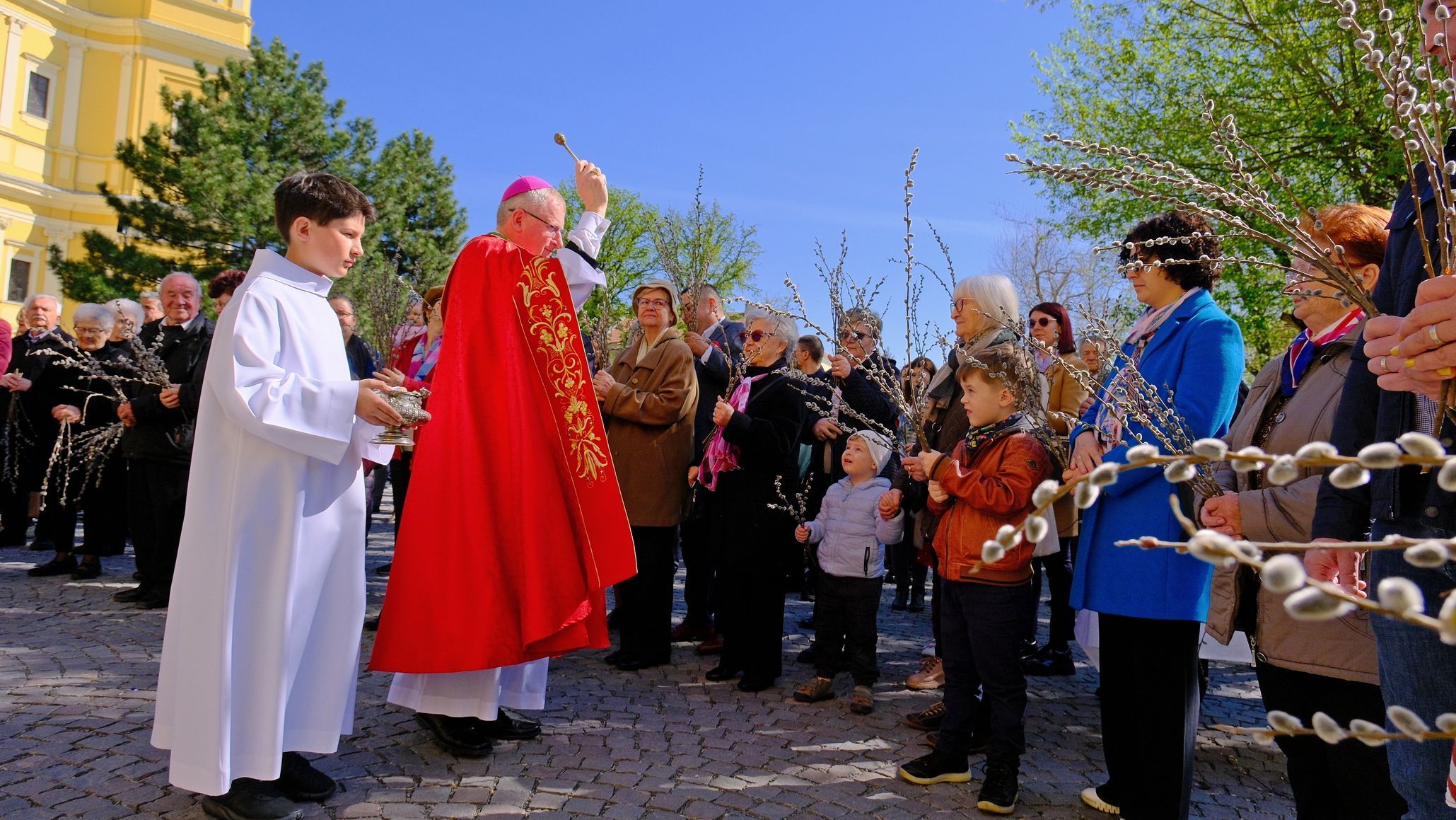 Virágvasárnapot ünnepeltek a nagyváradi székesegyházban is | GALÉRIA