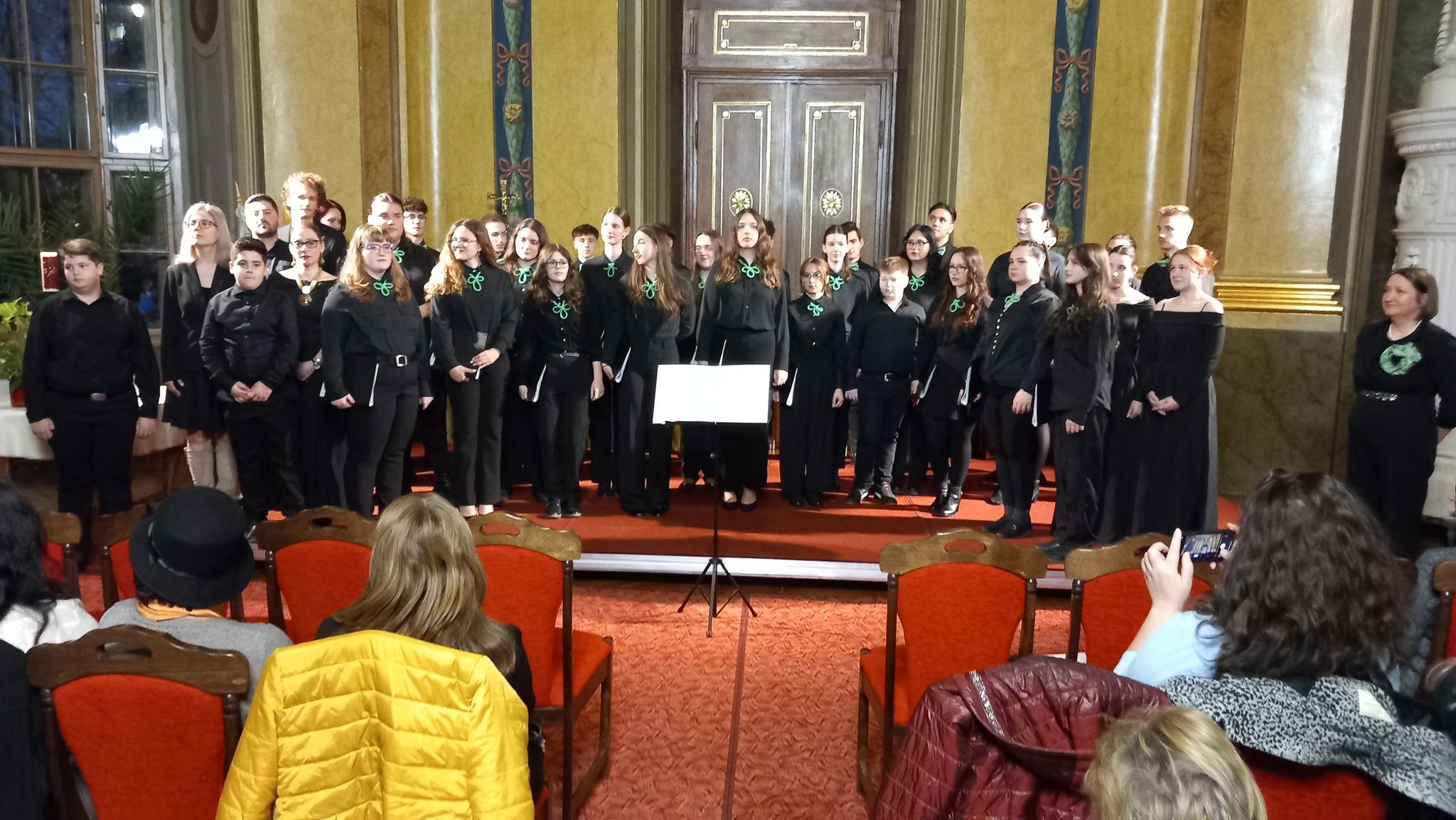 Nagyböjti koncertet adtak a művészeti líceum diákjai a püspöki palotában