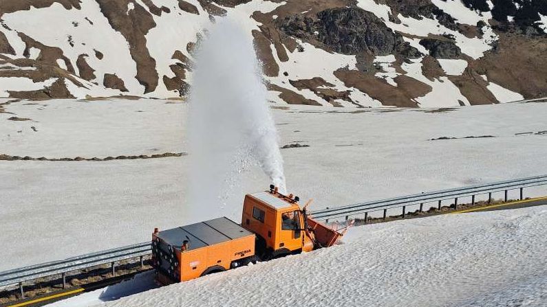 Dolgoznak az útkarbantartók a Transzalpina járhatóvá tételén