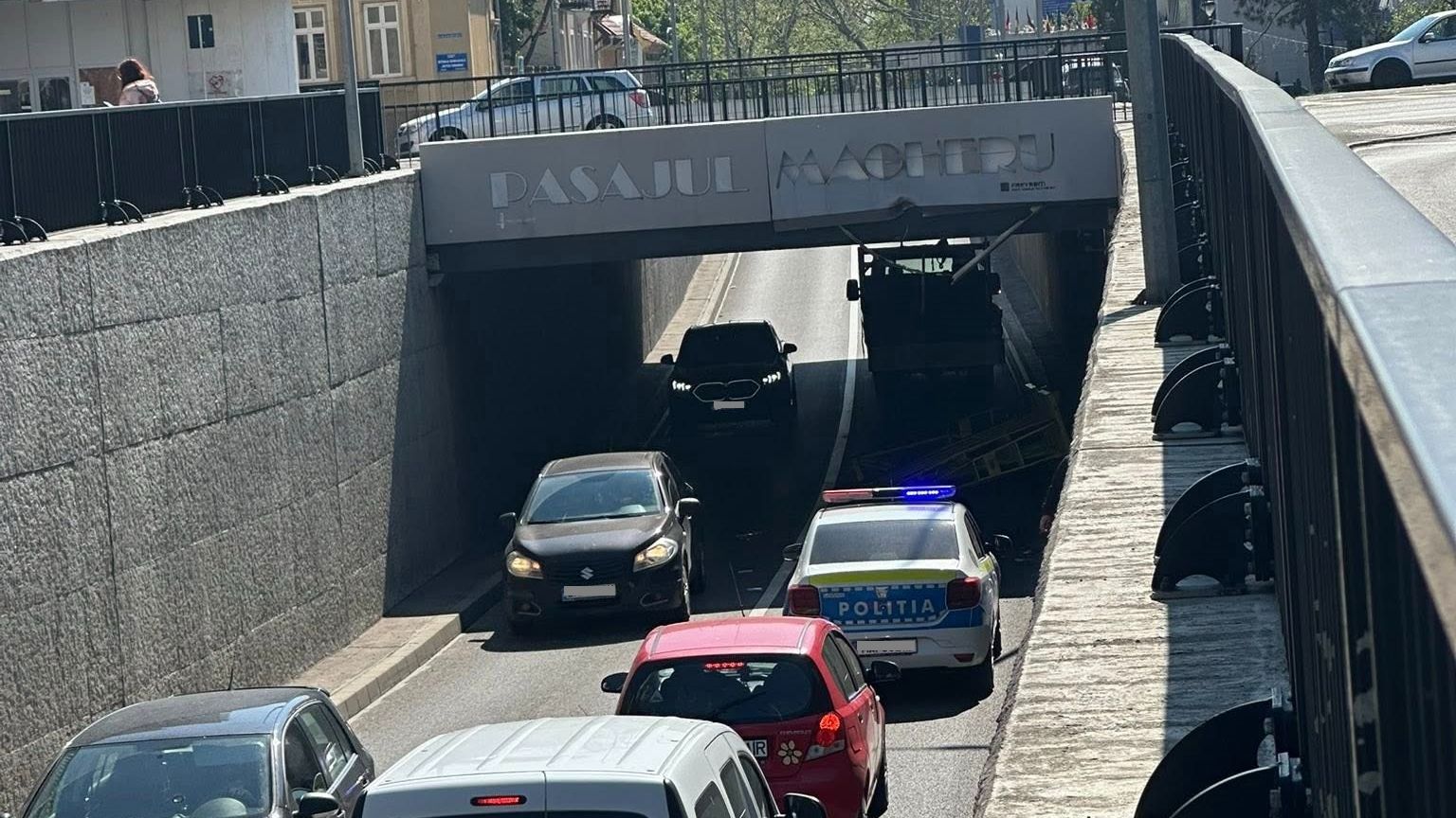 Elakadt egy teherautó a Sztaroveszky úti aluljáróba