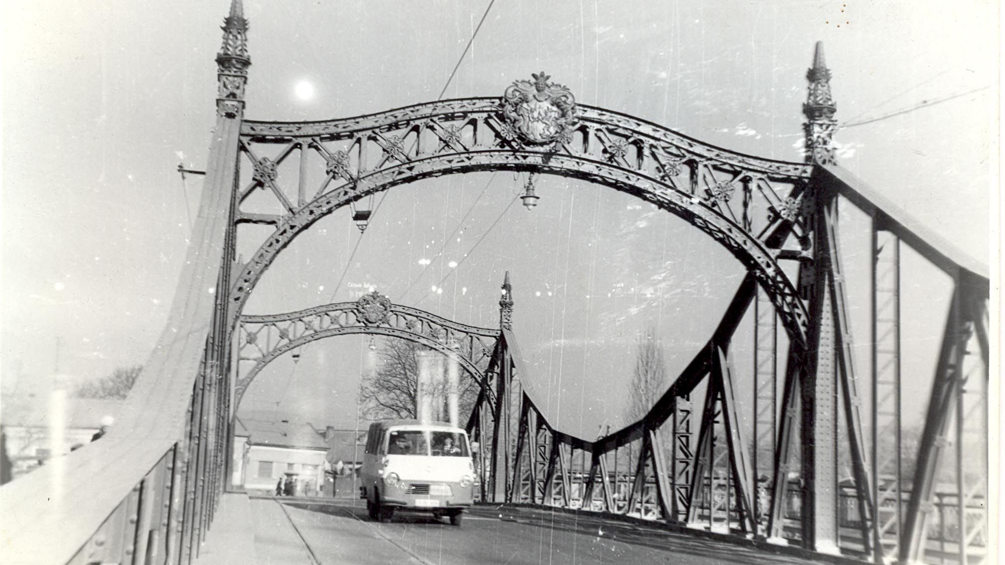 Hatvannyolc évig szolgálta a váradiakat a Széles utcai híd