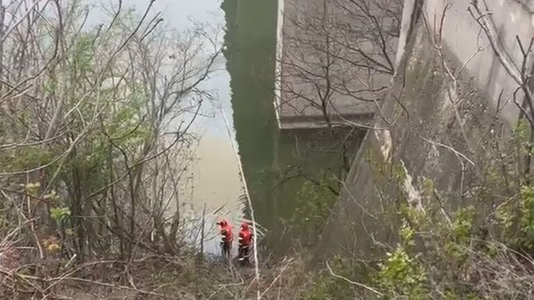 FRISSÍTVE| A Dunába zuhant egy kisbusz Mehedinți megyében