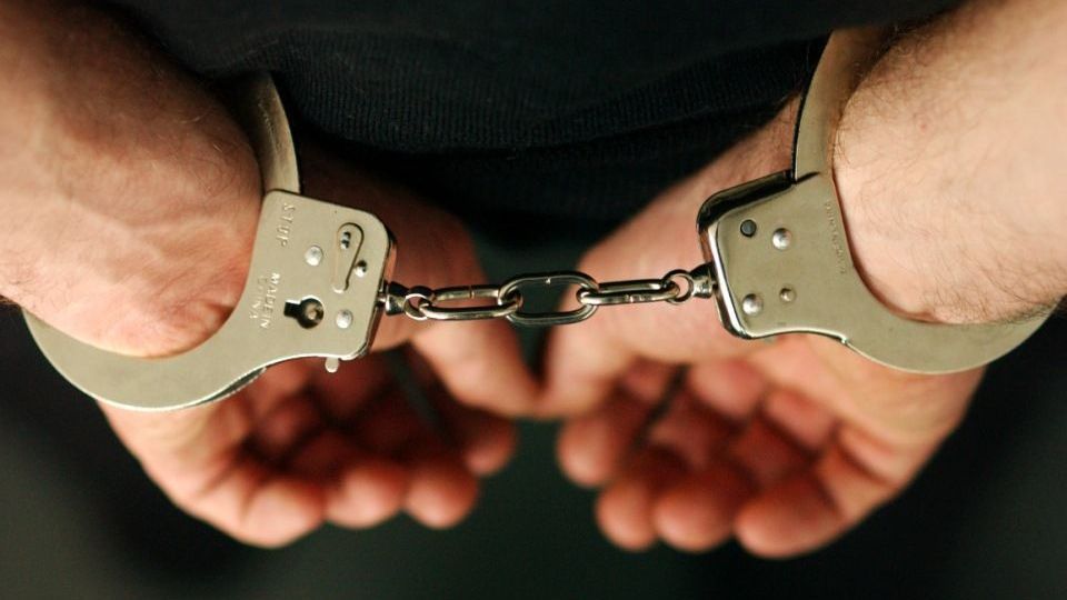 Meztelenre vetkőzött egy férfi a rendőrök előtt, őrizetbe vették