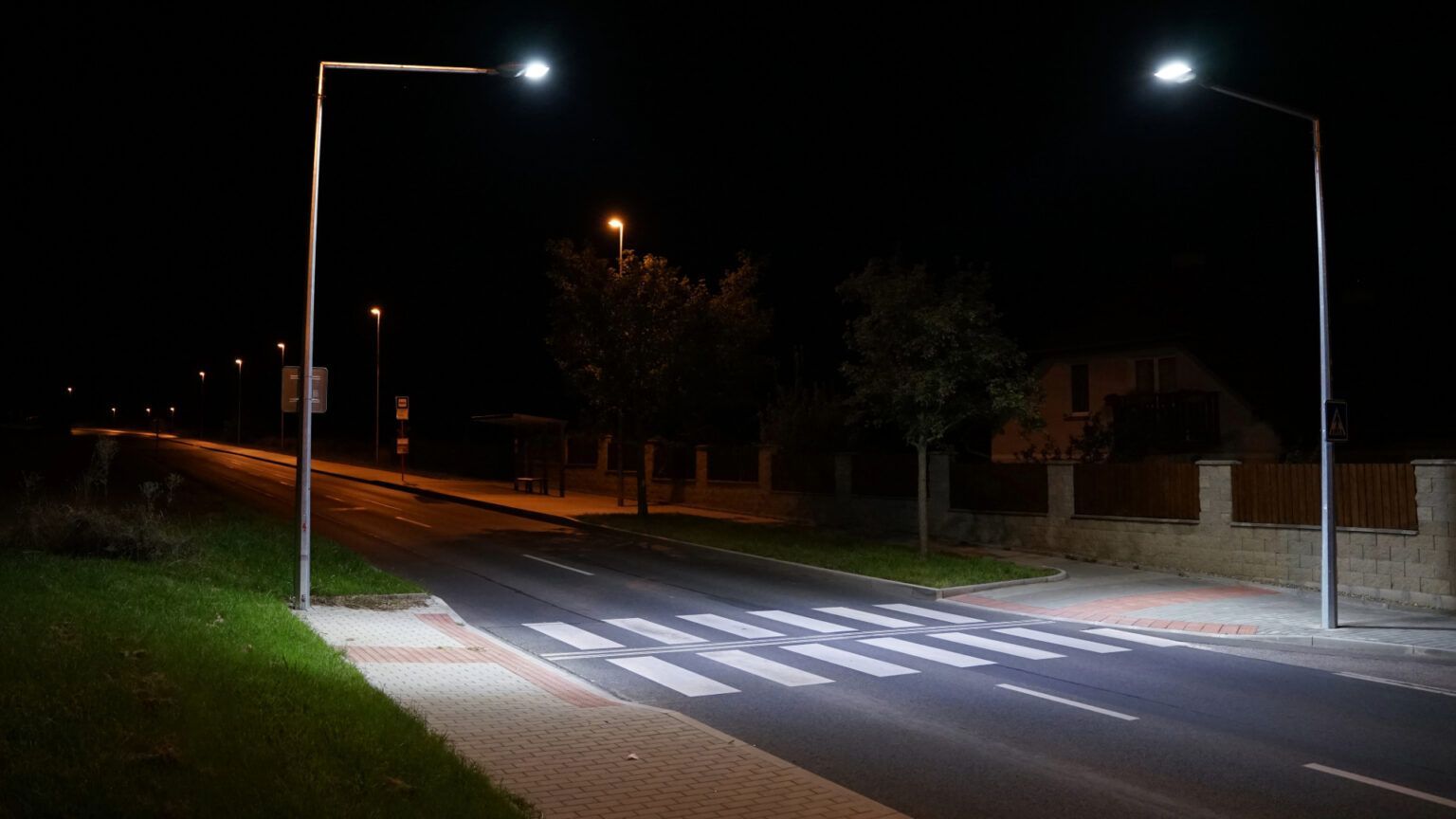 Intelligens gyalogátkelőket alakítanak ki a megyei utakon