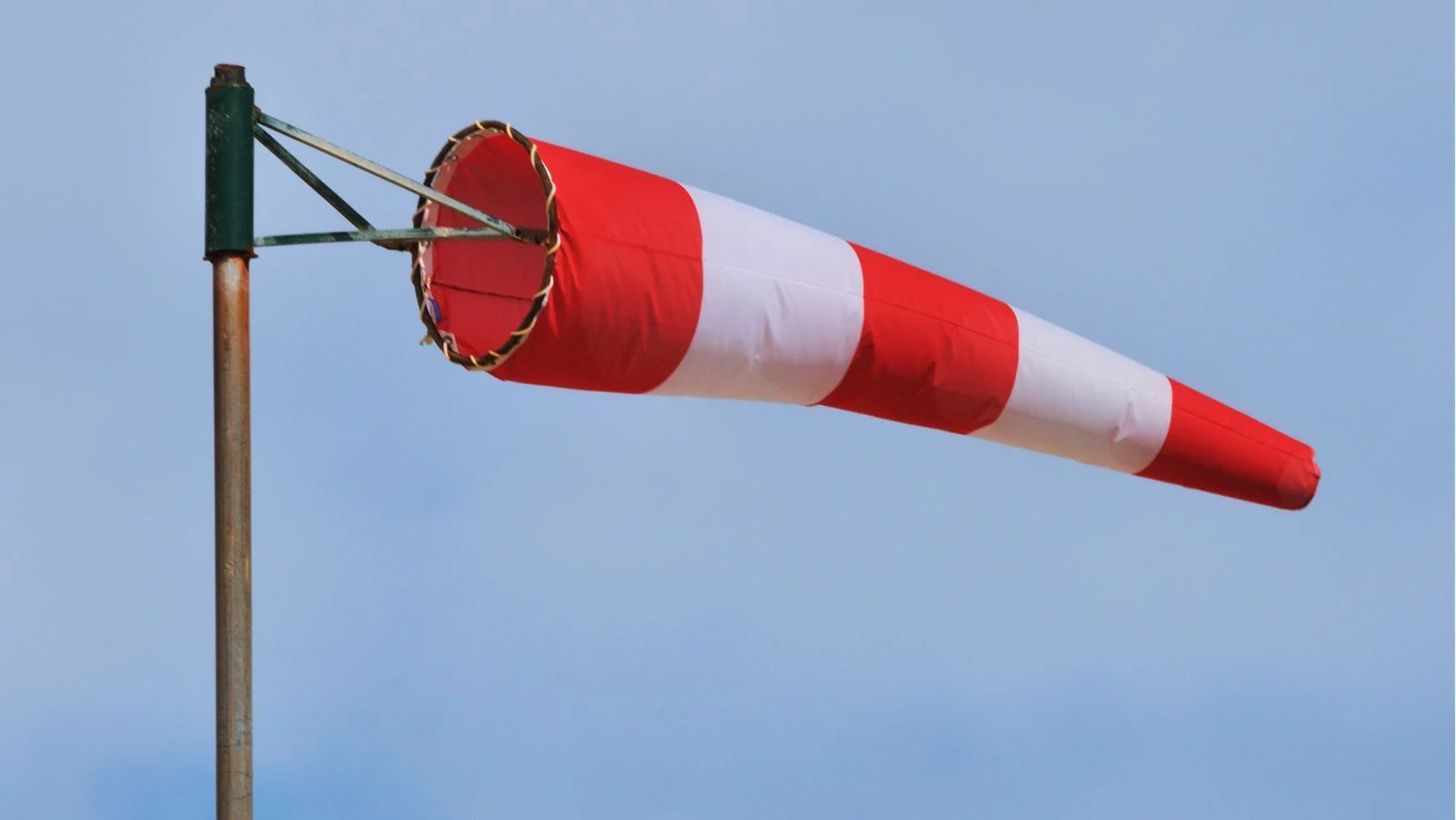 A meteorológusok meghosszabbították csütörtök estig az ország tíz megyéjére vonatkozó szélriasztást