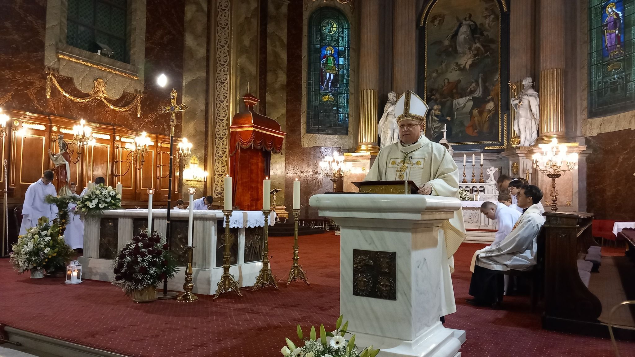 Megtelt a húsvétvasárnapi főpapi misén a nagyváradi székesegyház