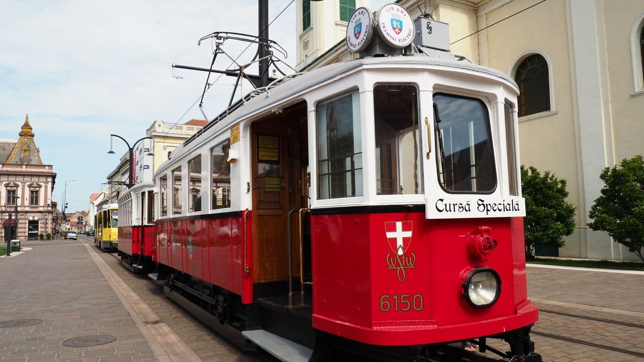 Húsvétkor is közlekedik a nosztalgiavillamos és a városnéző busz Váradon