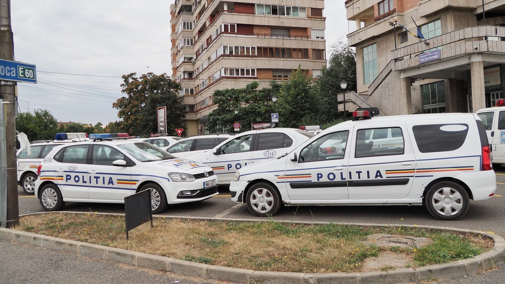Rózsaszínes-fehér színű anyagot tartalmazó borítékot kapott három bukaresti közintézmény