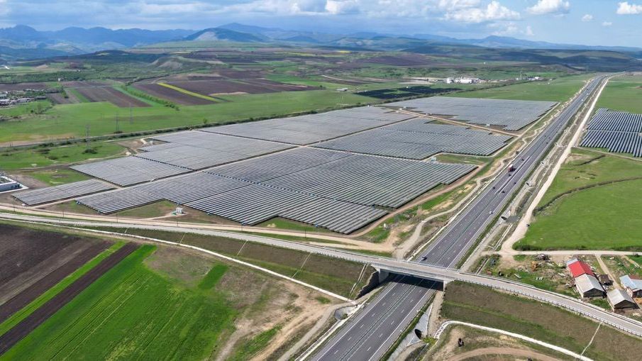 Románia felavatta a legmodernebb panelekkel felszerelt napelemparkját