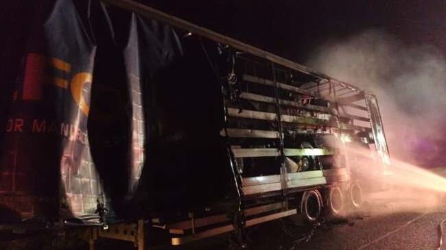 Menet közben gyulladt ki egy teherautó pótkocsija