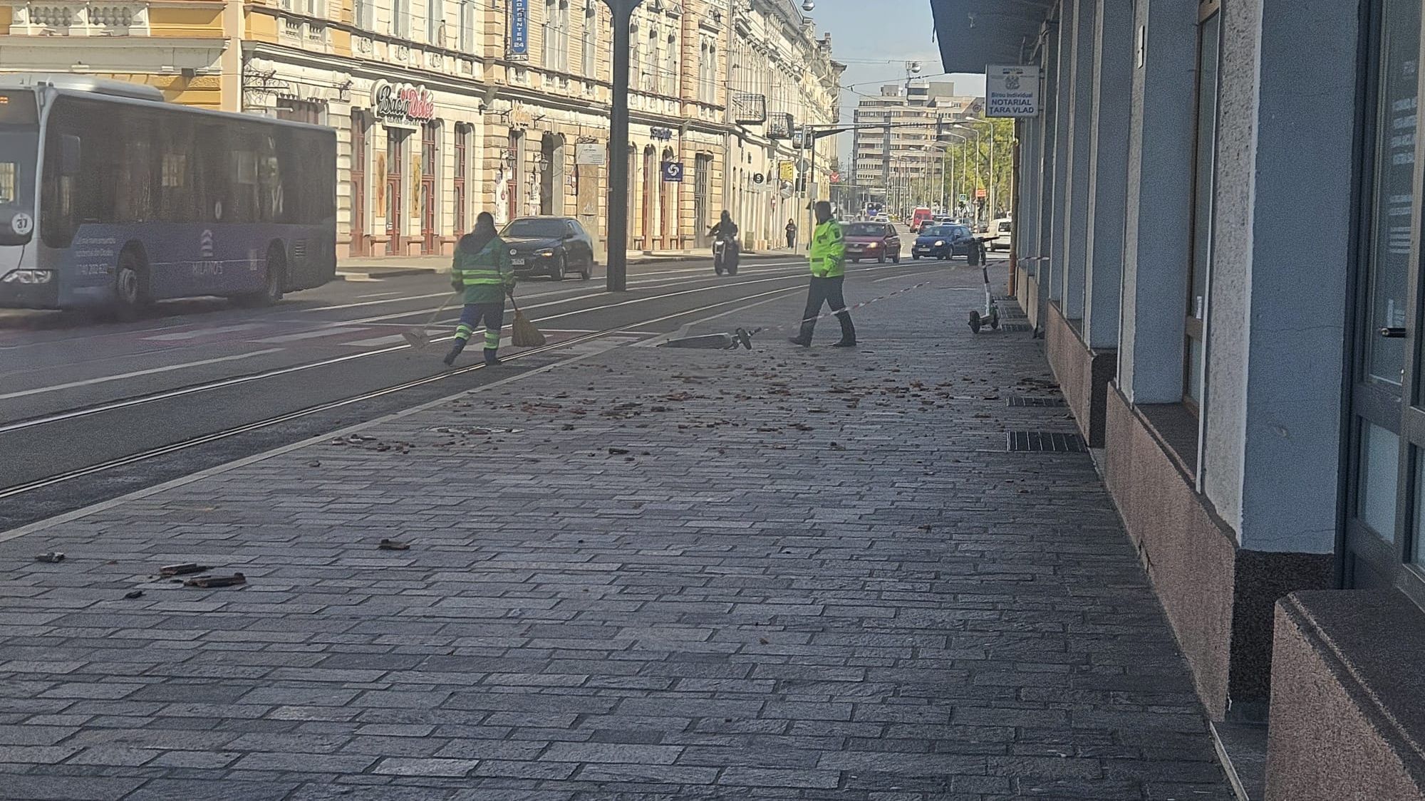 Cserepeket sodort le az erős szél