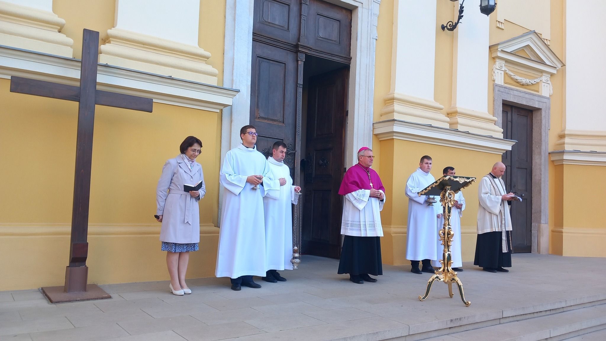 Húsvéti eledeleket szenteltek a székesegyház előtt