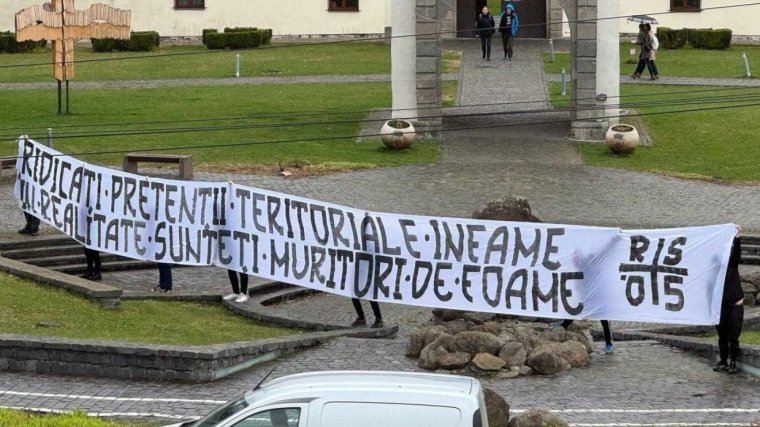 Magyarellenes molinóval üzentek, székely zászlót rongáltak a bukaresti szurkolók Székelyföldön