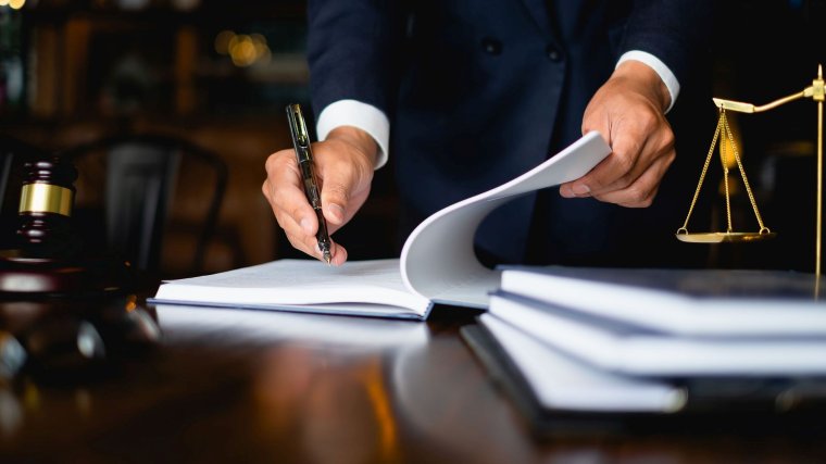 Magát ügyvédnek kiadó férfit vettek őrizetbe