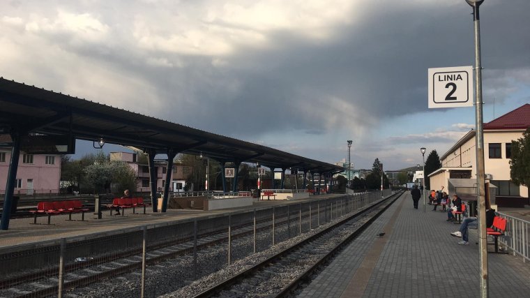 Lánccal és lakattal a sínekhez kötötte magát egy férfi a marosvásárhelyi vasútállomáson