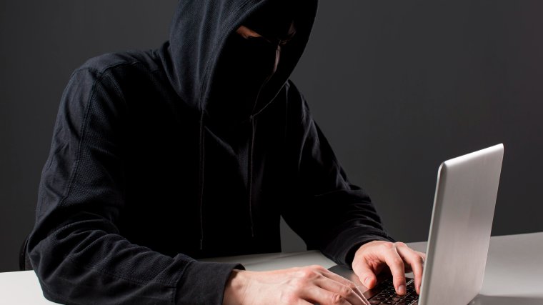 Adathalász e-mailekkel csalt ki milliókat egy felszámolt román bűnözői csoport