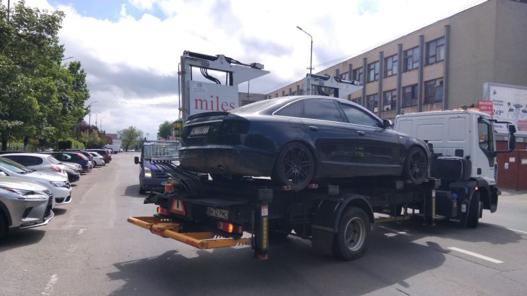 Elhagyott autót szállítottak el