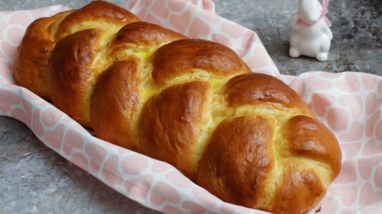 Így lesz kívül ropogós, belül foszlós a húsvéti fonott kalács