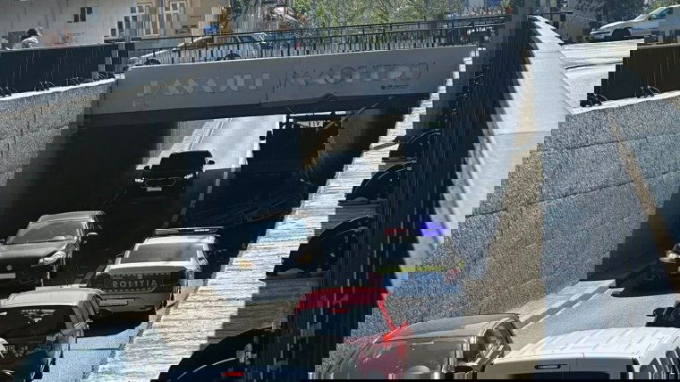 Elakadt egy teherautó a Sztaroveszky úti aluljáróba