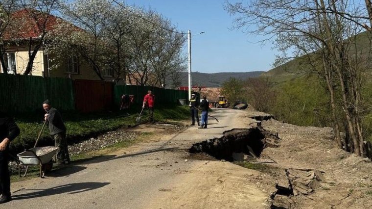 Fehér megye: 56 ház vált megközelíthetetlenné egy földcsuszamlás következtében