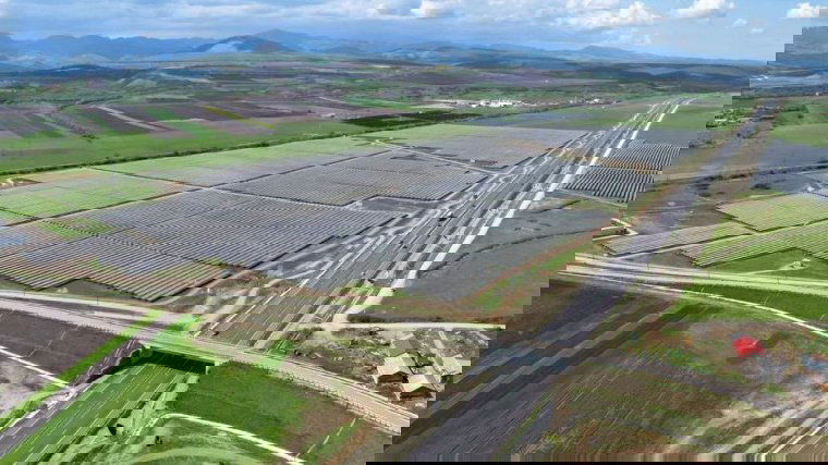 Románia felavatta a legmodernebb panelekkel felszerelt napelemparkját