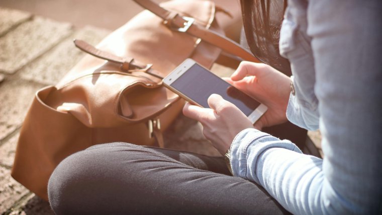 Hatósági telefonhívásokat imitáló csalásokra figyelmeztet a román szervezett bűnözés elleni ügyészség