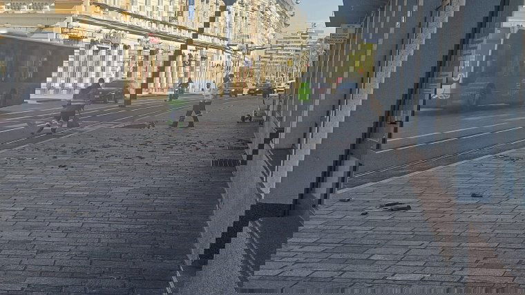 Cserepeket sodort le az erős szél