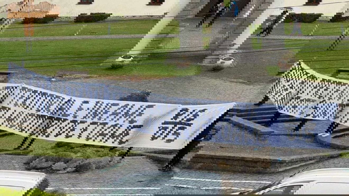 Magyarellenes molinóval üzentek, székely zászlót rongáltak a bukaresti szurkolók Székelyföldön