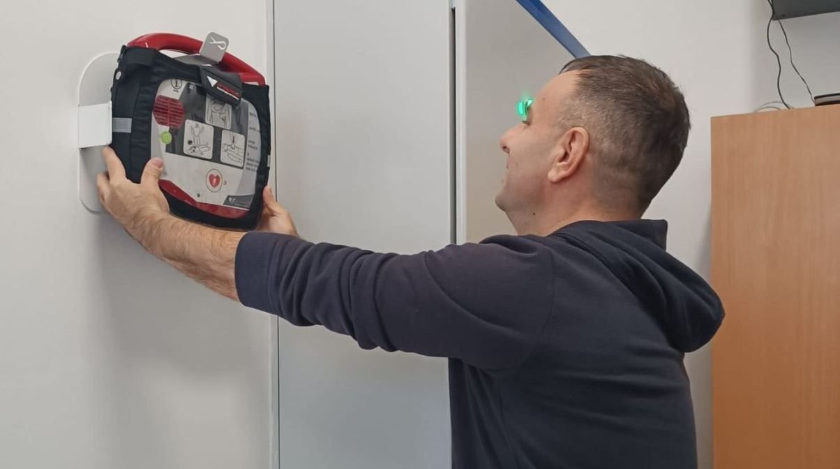 Újabb iskolákat szerelhetnek fel defibrillátorokkal